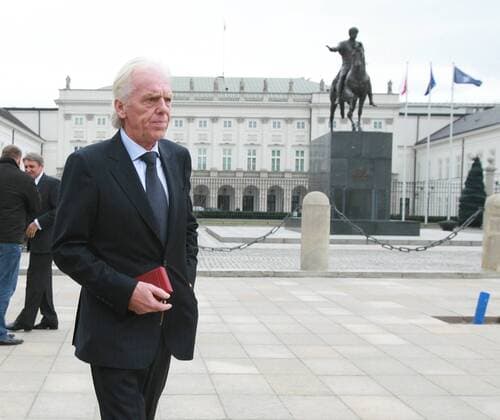 Nationaltrainer Leo Beenhakker (Polen) auf dem Weg zur Verleihung des Verdienstordens Polonia Restituta (Orden für die Wiedergeburt Polens) im Präsidentenpalast in Warschau -  (EN00156957001) Fußball Herren Nationalteam 2008, Auszeichnung, Ehrung, Einzelbild Warschau Fußball Herren Nationalteam 2008, Auszeichnung, Ehrung, Einzelbild Warschau