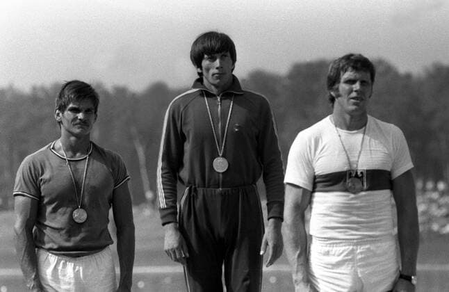 Einercanadier Olympiasieger Ivan Patzaichin (Rumänien, Mitte) während der Siegerehrung zwischen Tamas Wichmann (Ungarn Platz 2, li.) und Detlef Lewe (BR Deutschland Platz 3) Kanu OS Sommer Herren Olympische Spiele München 1972, Sommerspiele, Nationaltrikot, Vneg Vsw Gruppe Oberschleissheim Kanu OS Sommer Herren Olympische Spiele München 1972, Sommerspiele, Nationaltrikot, Vneg Vsw Gruppe Oberschleissheim