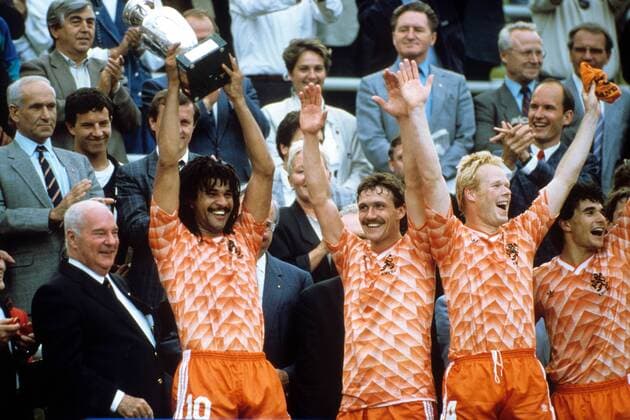 Fußball, EM Finale 1988 in München, Niederlande - Sowjetunion 2:0 Europameister Niederlande, v.li.: UEFA Präsident Jacques Georges (Frankreich), Ruud Gullit jubelt mit der Trophäe, daneben Berry van Aerle, Ronald Koeman und Gerald Vanenburg Fußball Länderspiel Herren DEUTSCHSPRACHIGE SPORTZEITSCHRIFTEN UND -ZEITUNGEN NUR NACH RÜCKSPRACHE, EM 1988 Gruppe München Glück, Freude, Begeisterung, Fußball Länderspiel Herren DEUTSCHSPRACHIGE SPORTZEITSCHRIFTEN UND -ZEITUNGEN NUR NACH RÜCKSPRACHE, EM 1988 Gruppe München Glück, Freude, Begeisterung,