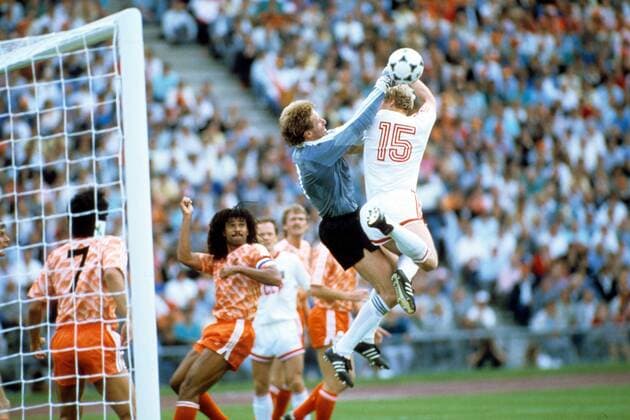 Fußball, EM Finale 1988 in München, Niederlande - Sowjetunion 2:0 Torwart Hans van Breukelen (Niederlande) gegen Aleksei Michailitchenko (Sowjetunion, re.) Fußball Länderspiel Herren DEUTSCHSPRACHIGE SPORTZEITSCHRIFTEN UND -ZEITUNGEN NUR NACH RÜCKSPRACHE, EM 1988 Gruppe München Dynamik, Höhe, Kampf, Fußball Länderspiel Herren DEUTSCHSPRACHIGE SPORTZEITSCHRIFTEN UND -ZEITUNGEN NUR NACH RÜCKSPRACHE, EM 1988 Gruppe München Dynamik, Höhe, Kampf,