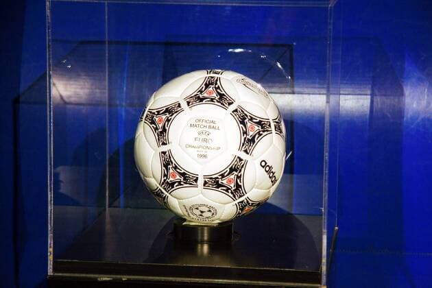Offizieller Adidas Questra Europa Spielball der Euro 1996 als Exponat auf der Euro Experience Tour in Zürich Fußball EM Herren Vorschau EM 2008, Ausstellung, Exponat, Exponate, Einzelbild Zürich Fußball EM Herren Vorschau EM 2008, Ausstellung, Exponat, Exponate, Einzelbild Zürich 