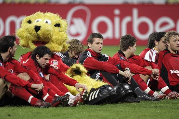 Leverkusen betrachtet den Schlussjubel der Anhänger erschöpft aber glücklich, u.a. Maskottchen Brian the Lion und Trainer Michael Skibbe (5.v.li.) Fußball EC 3 Herren UEFA Cup 2007 2008, Pokal, Europapokal, Bayer 04 Leverkusen Gruppe Leverkusen Erschöpfung, Freude, Fußball EC 3 Herren UEFA Cup 2007 2008, Pokal, Europapokal, Bayer 04 Leverkusen Gruppe Leverkusen Erschöpfung, Freude,