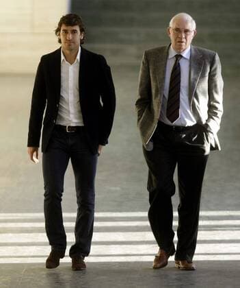 Raul Gonzalez (Real Madrid, li.) und Nationaltrainer Luis Aragones (beide Spanien) auf dem Weg zur Pressekonferenz zum Verbleib Rauls im Nationalteam -  - NOxONLINExUSE Fußball Herren Nationalmannschaft 2008, Real Madrid CF, Pressekonferenz, Pressetermin Gruppe Nationaltrainer, Trainer Fußball Herren Nationalmannschaft 2008, Real Madrid CF, Pressekonferenz, Pressetermin Gruppe Nationaltrainer, Trainer