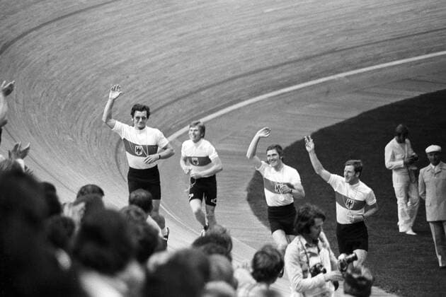 Team BRD mit Jürgen Colombo, Günter Haritz, Udo Hempel und Günther Schumacher ist Olympiasieger 1972 in der 4000 m Mannschaftsverfolgung Radsport OS Sommer Herren Olympische Spiele 1972, Sommerspiele, Bahnrad, Rad, Bahnradsport, Bahn, Halle, Indoor Totale Nationaltrikot München Freude, Radsport OS Sommer Herren Olympische Spiele 1972, Sommerspiele, Bahnrad, Rad, Bahnradsport, Bahn, Halle, Indoor Totale Nationaltrikot München Freude,