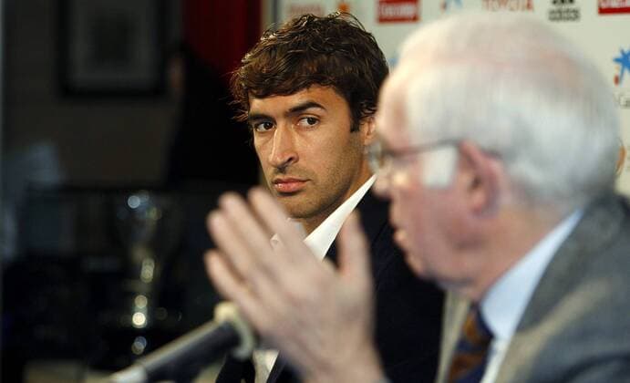 Raul Gonzalez (Real Madrid, li.) mit Nationaltrainer Luis Aragones (beide Spanien, vorn) auf der Pressekonferenz zu seinem Verbleib im Nationalteam - - NOxONLINExUSE Fußball Herren Nationalmannschaft 2008, Pressekonferenz, Pressetermin, CF Gruppe Nachdenklichkeit, Skepsis, Fußball Herren Nationalmannschaft 2008, Pressekonferenz, Pressetermin, CF Gruppe Nachdenklichkeit, Skepsis,