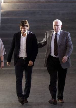 Nationaltrainer Luis Aragones (re.) und Raul Gonzalez (Real Madrid beide Spanien) auf dem Weg zur Pressekonferenz zu Rauls Verbleib im Nationalteam -  - NOxONLINExUSE Fußball Herren Nationalmannschaft 2008, Pressekonferenz, Pressetermin, CF Gruppe Freude, Fußball Herren Nationalmannschaft 2008, Pressekonferenz, Pressetermin, CF Gruppe Freude,