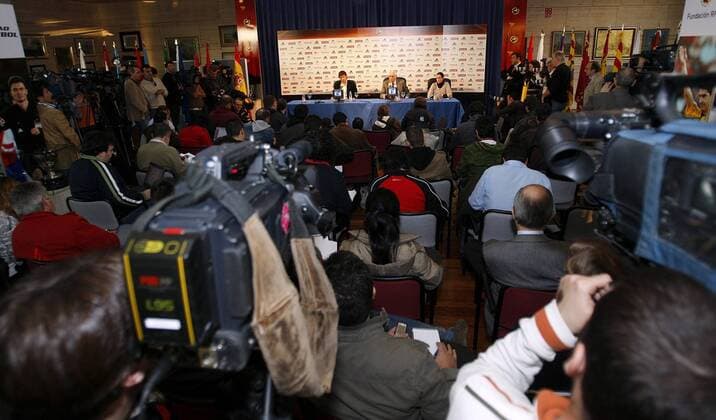 Nationaltrainer Luis Aragones (Mitte) und Raul Gonzalez (li., Real Madrid beide Spanien) - Pressekonferenz zu Rauls Verbleib im Nationalteam -  - NOxONLINExUSE Fußball Herren Nationalmannschaft 2008, Pressekonferenz, Pressetermin, CF Totale Fußball Herren Nationalmannschaft 2008, Pressekonferenz, Pressetermin, CF Totale