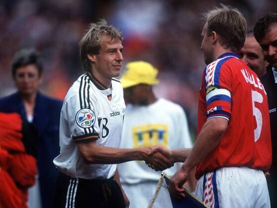 Fußball, EM Finale 1996 in London, Deutschland - Tschechien 2:1 n.V. Jürgen Klinsmann (Deutschland, li.) - shake hands mit Miroslav Kadlec (Tschechien) Fußball EM Herren EM 1996, Nationalmannschaft, Länderspiel, Nationaltrikot, Finale, Endspiel, Gruppe London Kameradschaft, Fußball EM Herren EM 1996, Nationalmannschaft, Länderspiel, Nationaltrikot, Finale, Endspiel, Gruppe London Kameradschaft,