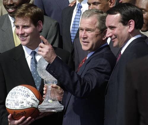 Präsident George W. Bush (USA, Mitte) im Gespräch mit Trainer Mike Krzyzewski (Duke Blue Devils, re.) - (WAP2001042305) Basketball Herren NCAA College League 2000 2001, Collegebasketball, University, Empfang o0 Weißes Haus Gruppe Washington DC, D C Basketball Herren NCAA College League 2000 2001, Collegebasketball, University, Empfang o0 Weißes Haus Gruppe Washington DC, D C