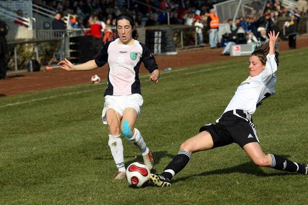 Annemieke Kiesel (Duisburg, li.) gegen Sarah Günther (FFC Frankfurt) Fußball 1. BL Damen Saison 2007 2008, 1. FFC Frankfurt - FCR 2001 Duisburg 4:0 Gruppe Frauen, Frauenfußball Frankfurt M. Dynamik, Fußball 1. BL Damen Saison 2007 2008, 1. FFC Frankfurt - FCR 2001 Duisburg 4:0 Gruppe Frauen, Frauenfußball Frankfurt M. Dynamik,