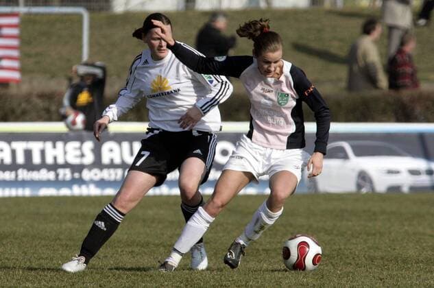 Simone Laudehr (Duisburg, re.) gegen Pia Wunderlich (FFC Frankfurt) Fußball 1. BL Damen Saison 2007 2008, 1. FFC Frankfurt - FCR 2001 Duisburg 4:0, Frauen, Frauenfußball Gruppe Frankfurt M. Dynamik, Fußball 1. BL Damen Saison 2007 2008, 1. FFC Frankfurt - FCR 2001 Duisburg 4:0, Frauen, Frauenfußball Gruppe Frankfurt M. Dynamik,