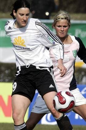 Birgit Prinz (FFC Frankfurt, li.) gegen Ilka Pedersen (Duisburg) Fußball 1. BL Damen Saison 2007 2008, 1. FFC Frankfurt - FCR 2001 Duisburg 4:0, Frauen, Frauenfußball Gruppe Frankfurt M. Dynamik, Fußball 1. BL Damen Saison 2007 2008, 1. FFC Frankfurt - FCR 2001 Duisburg 4:0, Frauen, Frauenfußball Gruppe Frankfurt M. Dynamik,