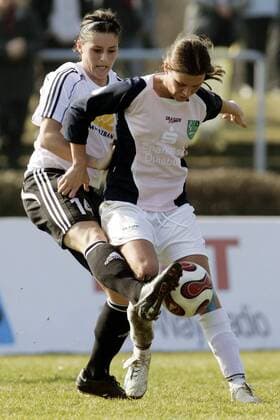 Patricia Hanebeck (Duisburg, re.) gegen Alexandra Krieger (FFC Frankfurt) Fußball 1. BL Damen Saison 2007 2008, 1. FFC Frankfurt - FCR 2001 Duisburg 4:0, Frauen, Frauenfußball Ali Gruppe Frankfurt M. Dynamik, Fußball 1. BL Damen Saison 2007 2008, 1. FFC Frankfurt - FCR 2001 Duisburg 4:0, Frauen, Frauenfußball Ali Gruppe Frankfurt M. Dynamik,