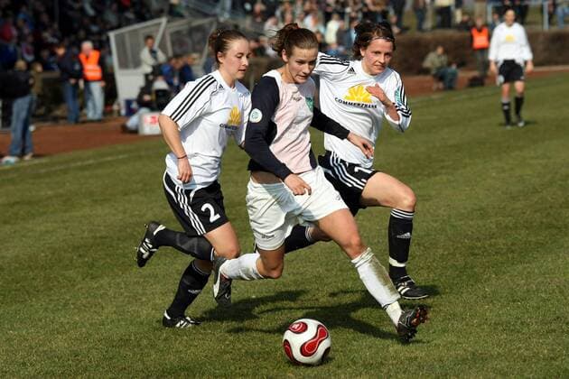 Simone Laudehr (Duisburg, Mitte) gegen Sarah Günther (re.) und Gina Lewandowski (beide FFC Frankfurt) Fußball 1. BL Damen Saison 2007 2008, 1. FFC Frankfurt - FCR 2001 Duisburg 4:0 Gruppe Frauen, Frauenfußball Frankfurt M. Dynamik, Fußball 1. BL Damen Saison 2007 2008, 1. FFC Frankfurt - FCR 2001 Duisburg 4:0 Gruppe Frauen, Frauenfußball Frankfurt M. Dynamik,