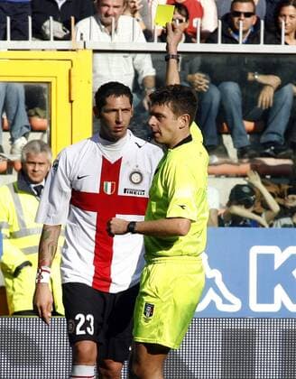 Schiedsrichter Gianluca Rocchi (re.) zeigt Marco Materazzi (Inter Mailand) die gelbe Karte -  Fußball Herren Serie A 2007 2008, 1. Italienische Liga, FC Internazionale Mailand Einzelbild Genua Fußball Herren Serie A 2007 2008, 1. Italienische Liga, FC Internazionale Mailand Einzelbild Genua