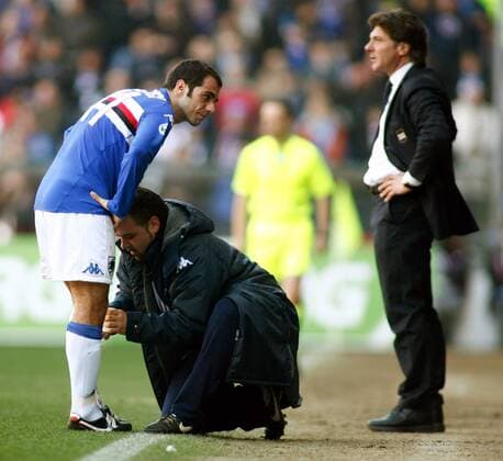 Claudio Bellucci (li.) wird behandelt, daneben Trainer Walter Mazzarri (beide Sampdoria Genua) -  Fußball Herren Serie A 2007 2008, 1. Italienische Liga, Sampdoria Genua Gruppe Genua Fußball Herren Serie A 2007 2008, 1. Italienische Liga, Sampdoria Genua Gruppe Genua