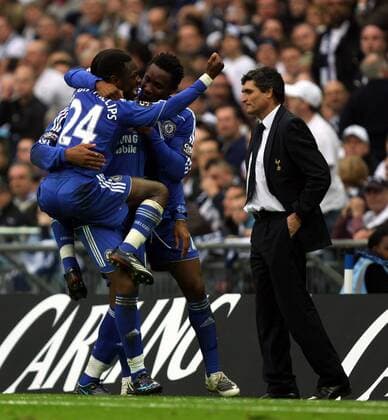 Shaun Wright Phillips (li.) und John Obi Mikel (beide Chelsea) - Torjubel, re. Trainer Juan de la Cruz Ramos (Tottenham Hotspur) enttäuscht -  Fußball Herren Carling Cup 2007 2008, League, Ligapokal, englischer Pokal, Pokalspiel, Endspiel, Finale, Gruppe London Freude, Fußball Herren Carling Cup 2007 2008, League, Ligapokal, englischer Pokal, Pokalspiel, Endspiel, Finale, Gruppe London Freude,