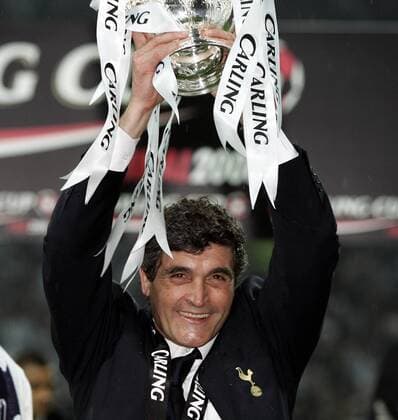 Trainer Juan de la Cruz Ramos (Tottenham Hotspur) präsentiert nach dem Sieg im Carling Cup 2008 die Trophäe -  Fußball Herren Carling Cup 2007 2008, League, Ligapokal, englischer Pokal, Pokalspiel, Endspiel, Finale, Einzelbild London Freude, Fußball Herren Carling Cup 2007 2008, League, Ligapokal, englischer Pokal, Pokalspiel, Endspiel, Finale, Einzelbild London Freude,