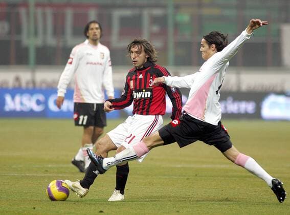 Andrea Pirlo (AC Mailand, Mitte) im Duell - Fußball Herren Serie A 2007 2008, 1. Italienische Liga, AC Mailand - US Palermo 2:1, Milan Gruppe Mailand Dynamik, Fußball Herren Serie A 2007 2008, 1. Italienische Liga, AC Mailand - US Palermo 2:1, Milan Gruppe Mailand Dynamik,