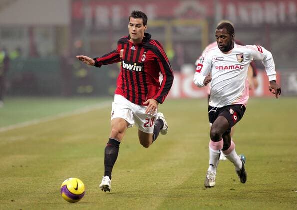 Yoann Gourcuff (AC Mailand, li.) gegen Fabio Henrique Simplicio (Palermo) - Fußball Herren Serie A 2007 2008, 1. Italienische Liga, AC Mailand - US Palermo 2:1, Milan Gruppe Mailand Dynamik, Fußball Herren Serie A 2007 2008, 1. Italienische Liga, AC Mailand - US Palermo 2:1, Milan Gruppe Mailand Dynamik,