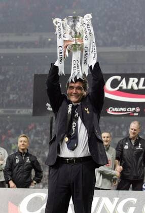 Tottenham Hotspurs gewinnt den Carling Cup 2008 - Trainer Juan de la Cruz Ramos präsentiert die Trophäe - EDITORIAL USE ONLY. No use with unauthorised audio, video, data, fixture lists, club league logos or live services. Online in-match use limited to 120 images, no video emulation. No use in betting, games or single club league player publications. Fußball Herren Carling Cup 2007 2008, League, Ligapokal, englischer Pokal, Pokalspiel, Finale, Einzelbild London, Freude, Fußball Herren Carling Cup 2007 2008, League, Ligapokal, englischer Pokal, Pokalspiel, Finale, Einzelbild London, Freude,