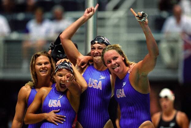 USA ist Olympiasieger mit der 4 x 100 Meter Freistilstaffel bei den Sommerspielen 1996 in Atlanta, v.li.: Angel Martino, Catherine Fox, Amy van Dyken und Jenny Thompson Schwimmen OS Sommer Damen Olympische Spiele 1996, Sommerspiele, Freistil, Freistilschwimmen, Kraul, Kraulschwimmen, Staffel Gruppe Aufnahmedatum geschätzt Atlanta Begeisterung, Freude, Schwimmen OS Sommer Damen Olympische Spiele 1996, Sommerspiele, Freistil, Freistilschwimmen, Kraul, Kraulschwimmen, Staffel Gruppe Aufnahmedatum geschätzt Atlanta Begeisterung, Freude,