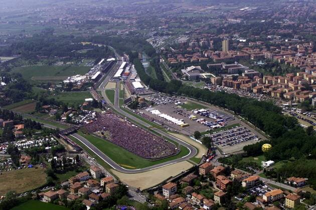 Luftaufnahme des Autodromo Enzo E Dino Ferrari in Imola Motorsport Grand Prix Herren Großer Preis von San Marino 1999, Formel 1 Weltmeisterschaft, F1, F, GP, WM Totale Autodromo Enzo E Dino Ferrari Imola Motorsport Grand Prix Herren Großer Preis von San Marino 1999, Formel 1 Weltmeisterschaft, F1, F, GP, WM Totale Autodromo Enzo E Dino Ferrari Imola