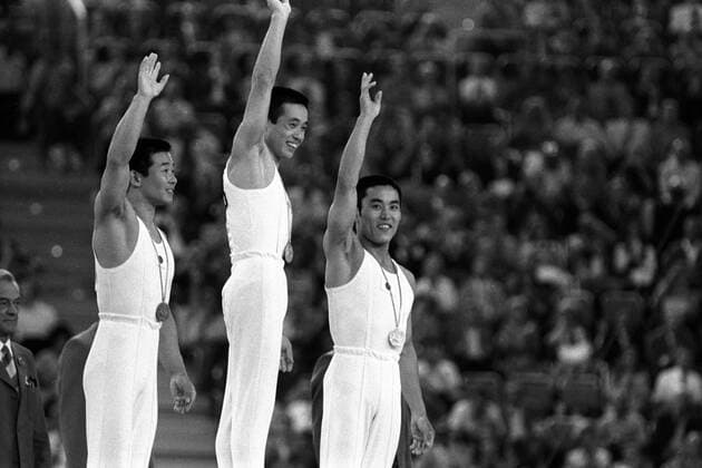 Sawao Kato (Mitte), Mehrkampf Olympiasieger 1972, während der Siegerehrung zwischen Eizo Kenmotsu (Platz 2, re.) und Akinori Nakayama (alle Japan Platz 3) Turnen OS Sommer Herren Olympische Spiele 1972 Sommerspiele Kunstturnen Geräteturnen Vneg Vsw Gruppe München Freude, Begeisterung, Turnen OS Sommer Herren Olympische Spiele 1972 Sommerspiele Kunstturnen Geräteturnen Vneg Vsw Gruppe München Freude, Begeisterung,