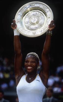 Serena Williams (USA) präsentiert stolz ihre Trophäe Tennis Damen All England Championships 2002, Grand Slam, WTA Tour, Finale, Endspiel Einzelbild Wimbledon London Freude, Tennis Damen All England Championships 2002, Grand Slam, WTA Tour, Finale, Endspiel Einzelbild Wimbledon London Freude,
