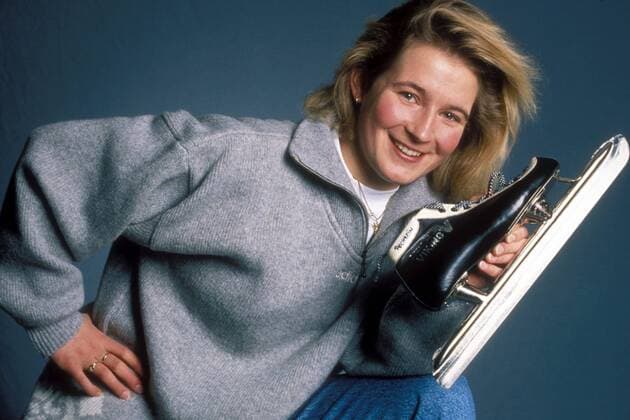 Claudia Pechstein (Deutschland) präsentiert gut gelaunt einen personalisierten Schlittschuh von Viking Eisschnellauf Damen Fotoshooting 1997, Fotostudio, Studioaufnahme Einzelbild Aufnahmedatum geschätzt, personalisierte Freude, Eisschnellauf Damen Fotoshooting 1997, Fotostudio, Studioaufnahme Einzelbild Aufnahmedatum geschätzt, personalisierte Freude,
