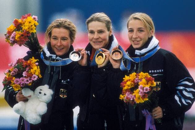 Siegerehrung 3000 Meter bei den olympischen Winterspielen 1998 in Nagano: Gunda Niemann Stirnemann (Mitte) gewinnt vor Claudia Pechstein (li.) und Anni Friesinger (alle Deutschland) Eisschnellauf OS Winter Damen Olympische Spiele 1998, Winterspiele, 3000 m, 3000m, Meter Gruppe Anna Nagano Freude, Eisschnellauf OS Winter Damen Olympische Spiele 1998, Winterspiele, 3000 m, 3000m, Meter Gruppe Anna Nagano Freude,
