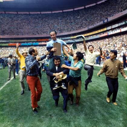 Nationaltrainer Mario Zagallo (Brasilien) - der Weltmeister wird auf den Schultern getragen Fußball WM Herren DEUTSCHSPRACHIGE SPORTZEITSCHRIFTEN UND -ZEITUNGEN NUR NACH RÜCKSPRACHE 1970 Gruppe Mexiko City Freude, Begeisterung, Fußball WM Herren DEUTSCHSPRACHIGE SPORTZEITSCHRIFTEN UND -ZEITUNGEN NUR NACH RÜCKSPRACHE 1970 Gruppe Mexiko City Freude, Begeisterung,