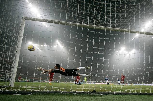 Javier Zanetti (Inter Mailand) erzielt gegen Torwart Doni (AS Rom) den Treffer zum 1:1 -  Fußball Herren Serie A 2007 2008, 1. Italienische Liga, FC Internazionale Mailand - AS Rom 1:1, Roma Totale Mailand Fußball Herren Serie A 2007 2008, 1. Italienische Liga, FC Internazionale Mailand - AS Rom 1:1, Roma Totale Mailand