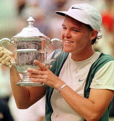 Lindsay Davenport (USA) präsentiert stolz den Pokal nach ihrem Sieg bei den US Open 1998 -  (NYP98091211) Tennis Damen US Open 1998, Grand Slam, WTA Tour, Finale Einzelbild Flushing Meadows New York, NY, N Y Freude, Tennis Damen US Open 1998, Grand Slam, WTA Tour, Finale Einzelbild Flushing Meadows New York, NY, N Y Freude,