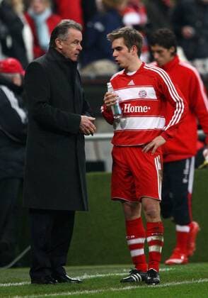 Trainer Ottmar Hitzfeld (li.) im Gespräch mit Philipp Lahm (beide Bayern) Fußball Herren DFB Pokal 2007 2008, Pokalspiel, FC Bayern München Gruppe München Fußball Herren DFB Pokal 2007 2008, Pokalspiel, FC Bayern München Gruppe München