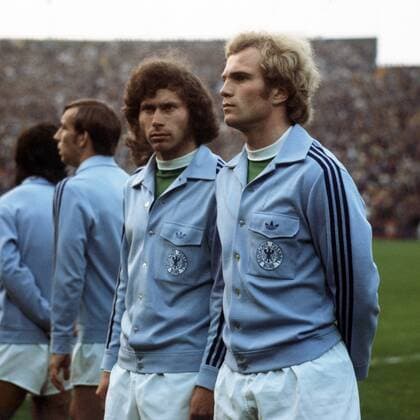 Uli Hoeneß (re.) und Paul Breitner (beide BR Deutschland) Fußball Länderspiel Herren DEUTSCHSPRACHIGE SPORTZEITSCHRIFTEN UND -ZEITUNGEN NUR NACH RÜCKSPRACHE, EM 1972 Gruppe Deurne Antwerpen Fußball Länderspiel Herren DEUTSCHSPRACHIGE SPORTZEITSCHRIFTEN UND -ZEITUNGEN NUR NACH RÜCKSPRACHE, EM 1972 Gruppe Deurne Antwerpen