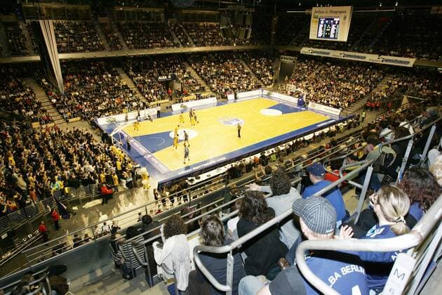 Innenansicht der ausverkauften Berliner Max Schmeling Halle, Heimspielstätte von ALBA Berlin Basketball 1. BL Herren BBL 2007 2008, ALBA Berlin Totale Berlin Basketball 1. BL Herren BBL 2007 2008, ALBA Berlin Totale Berlin