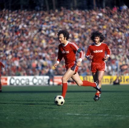 Franz Beckenbauer (li.) und Paul Breitner (beide Bayern) Fußball 1. BL Herren DEUTSCHSPRACHIGE SPORTZEITSCHRIFTEN UND -ZEITUNGEN NUR NACH RÜCKSPRACHE 1973 1974 Gruppe Aufnahmedatum geschätzt Dynamik, Fußball 1. BL Herren DEUTSCHSPRACHIGE SPORTZEITSCHRIFTEN UND -ZEITUNGEN NUR NACH RÜCKSPRACHE 1973 1974 Gruppe Aufnahmedatum geschätzt Dynamik,