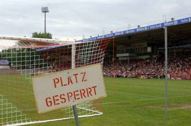 Platz gesperrt - Schild hinter dem Kasten im Stadion der Freundschaft, Heimspielstätte des FC Energie Cottbus Fußball 1. BL Herren Saison 2006 2007, FC Energie Cottbus Totale Stadion der Freundschaft Cottbus Fußball 1. BL Herren Saison 2006 2007, FC Energie Cottbus Totale Stadion der Freundschaft Cottbus