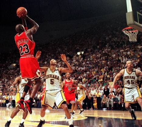 Michael Jordan (Chicago Bulls, li.) am Ball -  (IND98052902) Basketball Herren NBA 1997 1998, Indiana Pacers - Chicago Bulls Gruppe Indianapolis Höhe, Basketball Herren NBA 1997 1998, Indiana Pacers - Chicago Bulls Gruppe Indianapolis Höhe,