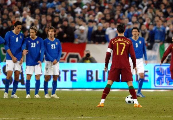 Cristiano Ronaldo (Portugal, re.) - Freistoß gegen die Mauer von Italien - Fußball Länderspiel Herren Freundschaftsspiel 2008, Test, Testspiel, Nationalteam, Nationaltrikot, Italien - Portugal 3:1 Gruppe Zürich Fußball Länderspiel Herren Freundschaftsspiel 2008, Test, Testspiel, Nationalteam, Nationaltrikot, Italien - Portugal 3:1 Gruppe Zürich