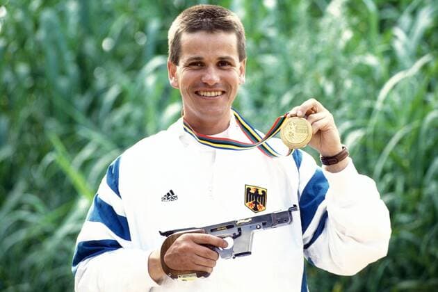 Ralf Schumann (Deutschland) gewinnt Gold mit der Schnellfeuerpistole bei den olympischen Sommerspielen 1992 in Barcelona Schießsport OS Sommer Herren Olympische Spiele 1992, Sommerspiele, Schießen, Pistolenschießen, Fotoshooting Einzelbild Aufnahmedatum geschätzt Barcelona Freude, Schießsport OS Sommer Herren Olympische Spiele 1992, Sommerspiele, Schießen, Pistolenschießen, Fotoshooting Einzelbild Aufnahmedatum geschätzt Barcelona Freude,