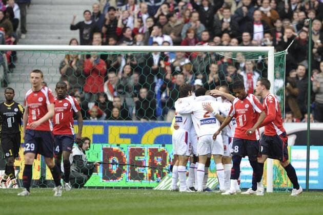 Torwart Tony Sylva (li.), Rio Antonio Mavuba (3.v.li.) und Michel Bastos (alle Lille, 2.v.re.) enttäuscht, dahinter die Spieltraube von Lyon - Fußball Herren Ligue 1 2007 2008, 1. Französische Liga, OSC Lille - Olympique Lyonnais 0:1, OL Totale premiumd, Silva Paris, St. Denis, Saint Enttäuschung, Fußball Herren Ligue 1 2007 2008, 1. Französische Liga, OSC Lille - Olympique Lyonnais 0:1, OL Totale premiumd, Silva Paris, St. Denis, Saint Enttäuschung,