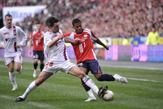 Michel Bastos (Lille, re.) gegen Jeremy Toulalan (Lyon) - Fußball Herren Ligue 1 2007 2008, 1. Französische Liga, OSC Lille - Olympique Lyonnais 0:1, OL Gruppe Paris, St. Denis, Saint Dynamik, Fußball Herren Ligue 1 2007 2008, 1. Französische Liga, OSC Lille - Olympique Lyonnais 0:1, OL Gruppe Paris, St. Denis, Saint Dynamik,