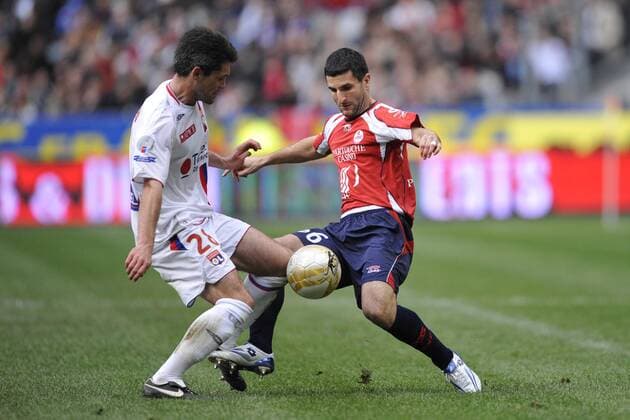 Pierre Alain Frau (Lille, re.) gegen Jeremy Toulalan (Lyon) - Fußball Herren Ligue 1 2007 2008, 1. Französische Liga, OSC Lille - Olympique Lyonnais 0:1, OL Gruppe Paris, St. Denis, Saint Dynamik, Fußball Herren Ligue 1 2007 2008, 1. Französische Liga, OSC Lille - Olympique Lyonnais 0:1, OL Gruppe Paris, St. Denis, Saint Dynamik,