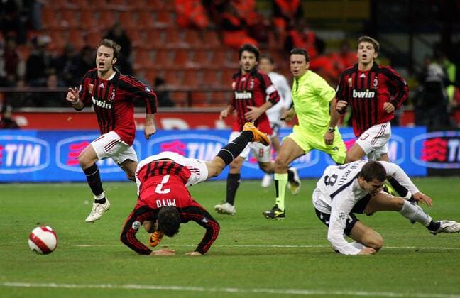 Alexandre Pato (AC Mailand, 2.v.li.) wird von Lorenzo de Silvestri (Lazio Rom, re.) elfmeterreif zu Fall gebracht - Fußball Herren Serie A 2007 2008, 1. Italienische Liga, Milan - Lazio Rom 1:1 Gruppe Mailand Dynamik, Kampf, Fußball Herren Serie A 2007 2008, 1. Italienische Liga, Milan - Lazio Rom 1:1 Gruppe Mailand Dynamik, Kampf,