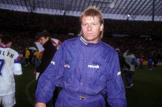 Trainer Jochem Ziegert (Hertha Amateure) nachdenklich Fußball Herren DEUTSCHSPRACHIGE SPORTZEITSCHRIFTEN UND -ZEITUNGEN NUR NACH RÜCKSPRACHE, DFB Pokal 1992 1993 Finale Einzelbild Berlin Nachdenklichkeit, Fußball Herren DEUTSCHSPRACHIGE SPORTZEITSCHRIFTEN UND -ZEITUNGEN NUR NACH RÜCKSPRACHE, DFB Pokal 1992 1993 Finale Einzelbild Berlin Nachdenklichkeit,