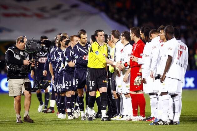 Kameramann überträgt die Mannschaftsvorstellung von Paris St. Germain (re.) und Bordeaux -  Fußball Herren Ligue 1 2007 2008, 1. Französische Liga, Girondins de Bordeaux - Paris Saint Germain 3:0, PSG Totale Bordeaux Fußball Herren Ligue 1 2007 2008, 1. Französische Liga, Girondins de Bordeaux - Paris Saint Germain 3:0, PSG Totale Bordeaux