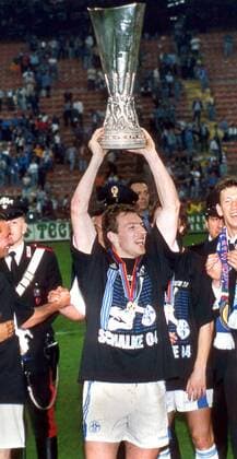 Marc Wilmots (Schalke) stemmt jubelnd den UEFA Pokal 1997 -  Fußball EC 3 Herren UEFA Cup 1996 1997, Pokal, Europapokal, Endspiel, Finale FC Schalke 04 Einzelbild Mailand Freude, Fußball EC 3 Herren UEFA Cup 1996 1997, Pokal, Europapokal, Endspiel, Finale FC Schalke 04 Einzelbild Mailand Freude,