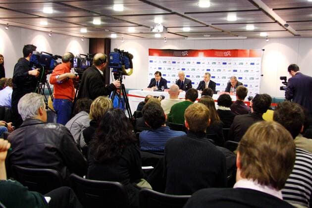 Großes Medieninteresse während der Präsentation des neuen Nationaltrainers der Schweiz, v.li.: SFV Medienchef Pierre Benoit, SFV Präsident Ralph Zloczower (beide Schweiz), Trainer Ottmar Hitzfeld (Deutschland) und Generalsekretär Peter Gillieron (Schweiz) Fußball Herren Nationalteam 2008, Präsentation, Pressetermin, Pressekonferenz, Verbandspräsident Totale Fußballverband, Verband, Funktionär Zürich Fußball Herren Nationalteam 2008, Präsentation, Pressetermin, Pressekonferenz, Verbandspräsident Totale Fußballverband, Verband, Funktionär Zürich